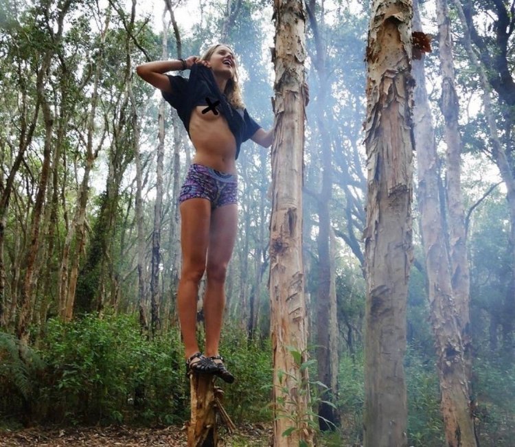 Naked actress Isabelle Mollai